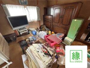 「遺品整理前の和室に残されたタンスやテレビ、着物などの不用品が並ぶ様子｜不用品回収縁」
