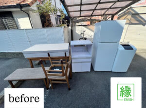 愛知県知多郡での不用品回収前。冷蔵庫・洗濯機・テーブル・椅子など大型家具や家電が並ぶ様子｜不用品回収縁」