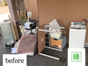 名古屋市のマンション前に並べられた不用品。冷蔵庫・洗濯機・テーブル・寝具など室内から搬出された状態｜不用品回収縁