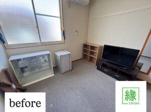 津島市での不用品回収前の部屋の様子。テレビ台・冷蔵庫・ガラス棚・本棚などが残っている状態