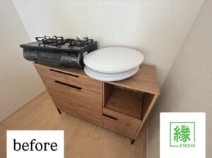 キッチンの角に設置されたガスコンロと木製収納棚。不用品回収前の状態。