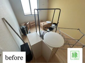 「愛知県春日井市の不用品回収前の部屋。家具や収納棚、ハンガーラック、日用品などが並ぶ様子｜不用品回収縁」