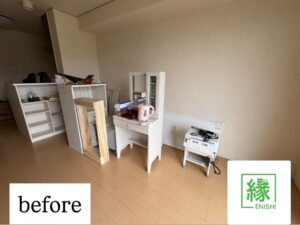 愛知県岩倉市での不用品回収作業前。家具や家電が並ぶ室内の様子