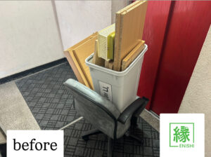 清須市の法人オフィスでの不用品回収前。事務椅子や棚板、廃材などが廊下にまとめられている様子。