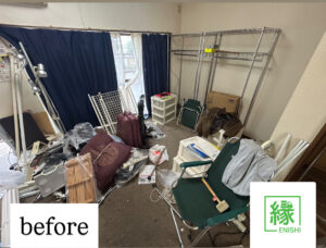 名古屋市東区で不用品回収前の様子|布団や枕など寝具が廊下に積まれた状態